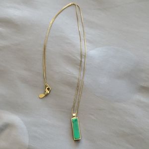 Reversible necklace with long chain.